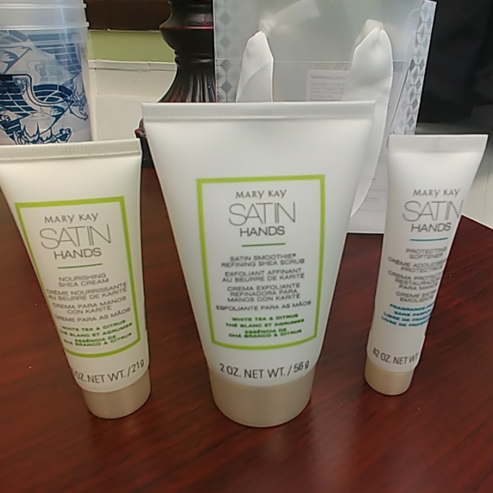 Mary Kay Satin Hands Set